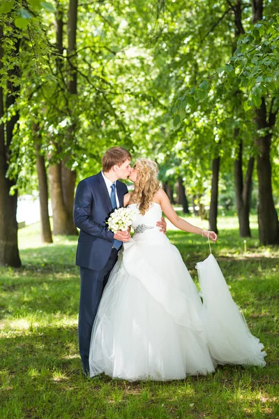 Noiva e noivo tendo um momento romântico em seu dia do casamento — Fotografia de Stock