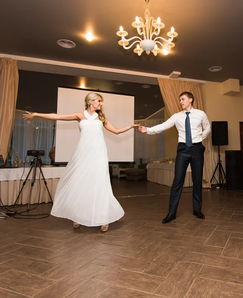 Beautiful caucasian couple just married and dancing their first dance — Stock Photo, Image