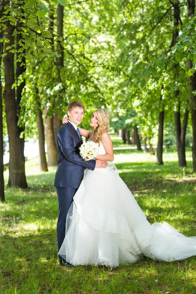 Noiva e noivo tendo um momento romântico em seu dia do casamento — Fotografia de Stock