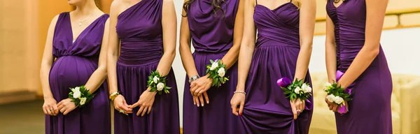 보라색 드레스에 신부 들러리 — 스톡 사진