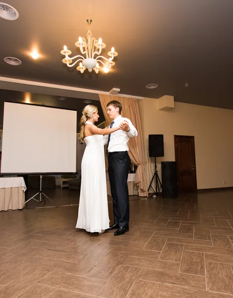 Schönes kaukasisches Paar, das gerade geheiratet hat und seinen ersten Tanz tanzt — Stockfoto