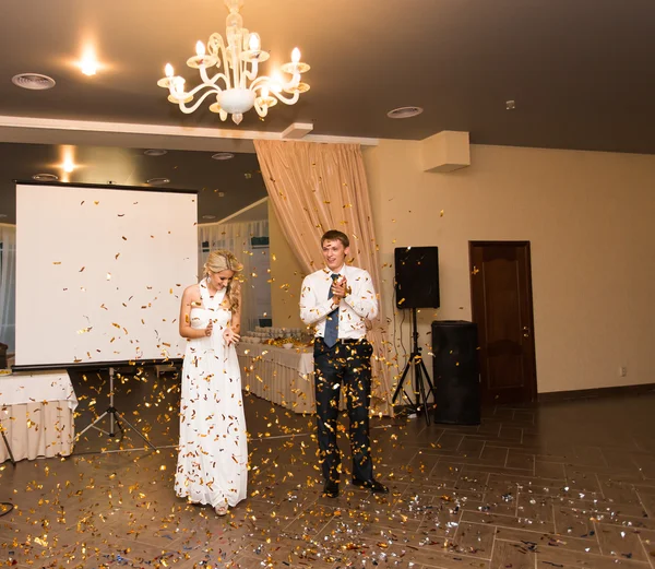 Красива біла пара щойно одружилася і танцювала свій перший танець — стокове фото