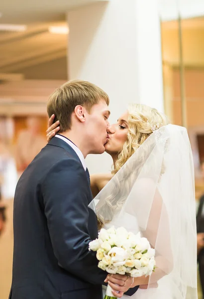 Beautiful caucasian couple just married and dancing their first dance — Stock Photo, Image