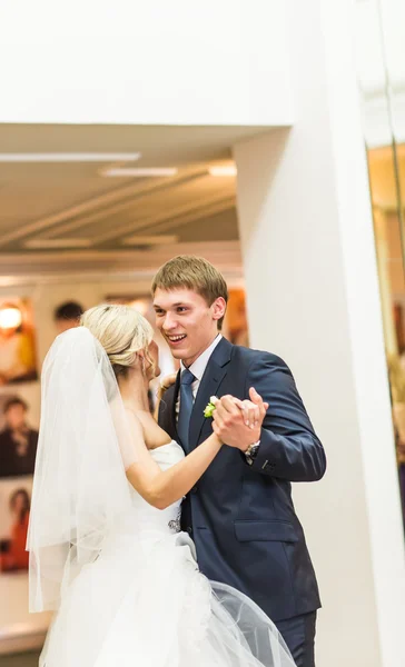 Mooie Kaukasische paar net getrouwd en hun eerste dans dansen — Stockfoto