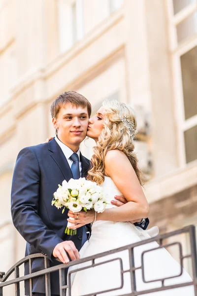 Наречений і наречена, маючи романтичний момент в день весілля — стокове фото