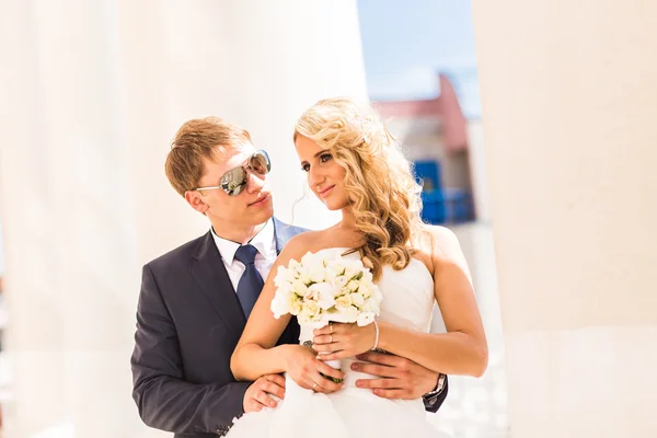 Bruden och brudgummen med en romantisk stund på sin bröllopsdag — Stockfoto