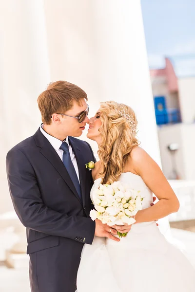 婚礼の日のロマンチックな瞬間を持つ新郎新婦 — ストック写真