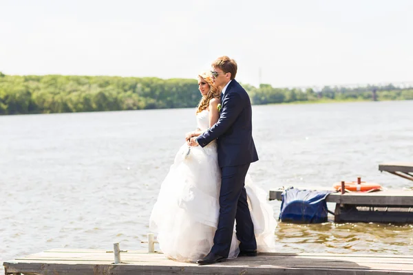 Noiva e noivo tendo um momento romântico em seu dia do casamento — Fotografia de Stock