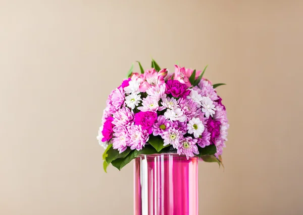 Recepción Interior con hermosas flores en jarrón —  Fotos de Stock