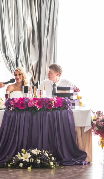 Šťastné nevěsty a ženicha na svatební hostinu — Stock fotografie