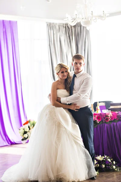 Noiva feliz e noivo em sua recepção de casamento — Fotografia de Stock