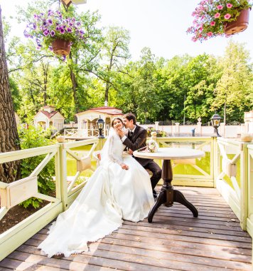 Gelin ve damat onların düğün günü romantik bir an olması.
