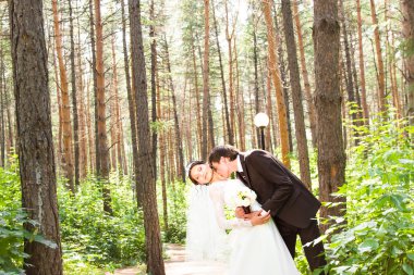 Gelin ve damat onların düğün günü romantik bir an olması.