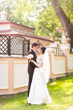 Gelin ve damat onların düğün günü romantik bir an olması.