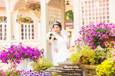 Düğün için. Buketli güzel gelin