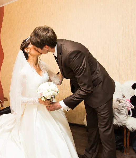 Menyasszony és a vőlegény, miután egy romantikus pillanatra az esküvő napján. — Stock Fotó