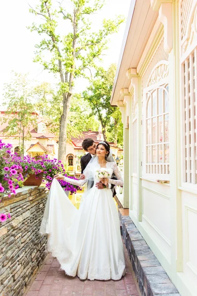 Sposo e sposo avere un momento romantico il giorno del loro matrimonio . — Foto Stock