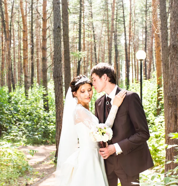 Braut und Bräutigam bei einem romantischen Moment am Hochzeitstag. — Stockfoto