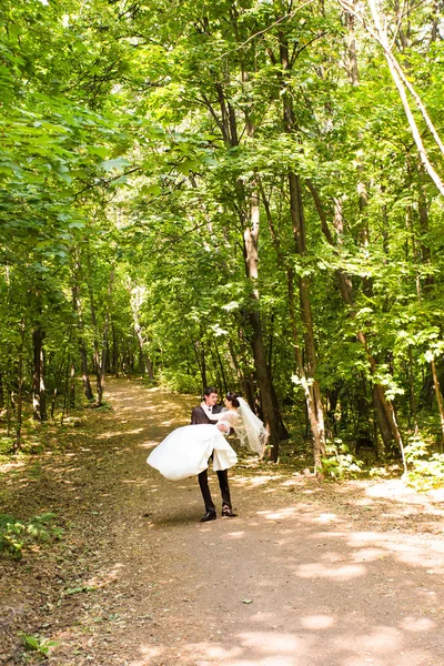 Noiva e noivo tendo um momento romântico em seu dia do casamento . — Fotografia de Stock