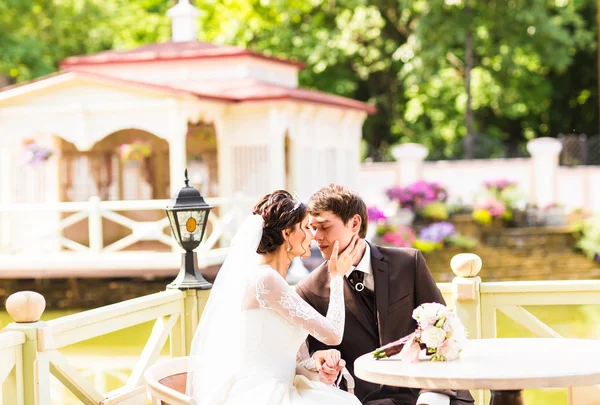 Sposo e sposo avere un momento romantico il giorno del loro matrimonio . — Foto Stock