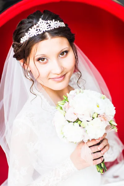 Ślub. Piękna panna młoda z bukietem — Zdjęcie stockowe