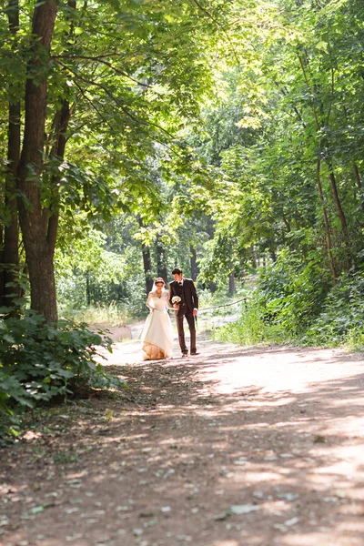 Bruid en bruidegom met een romantisch ogenblik op hun trouwdag. — Stockfoto