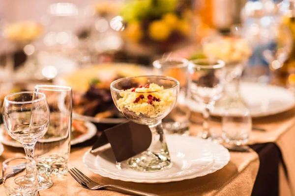 Servido para mesas de banquete em um interior luxuoso — Fotografia de Stock