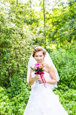 Ormanda güzel beyaz gelin