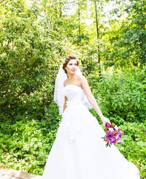 Bela noiva caucasiana na floresta — Fotografia de Stock