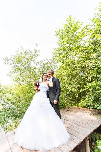 Heureux mariés le jour de leur mariage — Photo