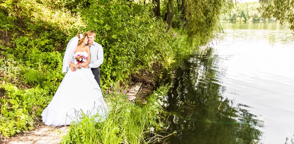 Gelukkige bruid en bruidegom op hun trouwdag — Stockfoto