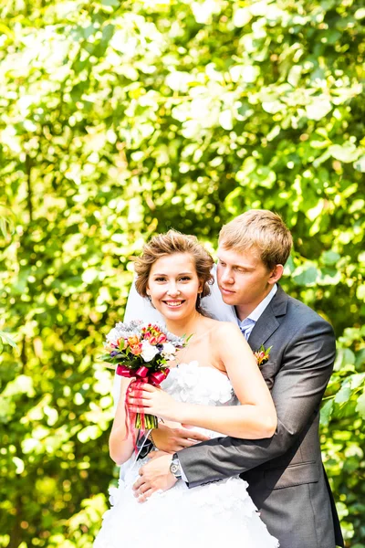 Alegre casal casado — Fotografia de Stock