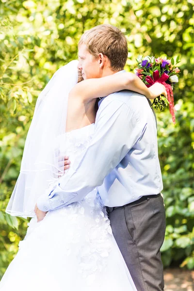 Nevěsta a ženich objímající — Stock fotografie