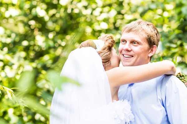 Sposa e sposo abbracciare — Foto Stock