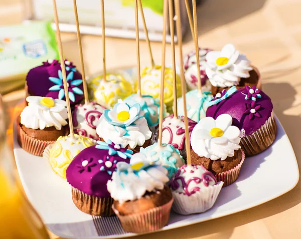 Buffet de vacances avec cupcakes et autres desserts — Photo