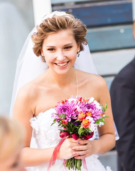 Mooie bruid in de bruiloft receptie — Stockfoto