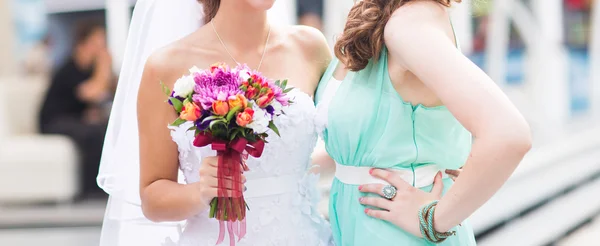 Primo piano di sposa e damigella d'onore — Foto Stock