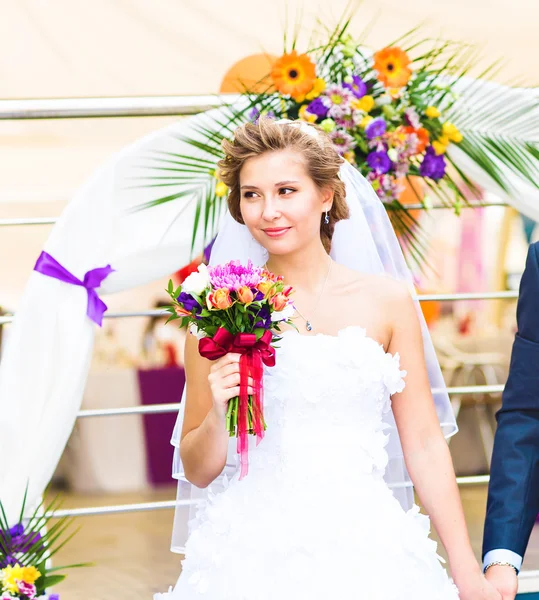 Une cérémonie de mariage. Mariée et fiancée . — Photo