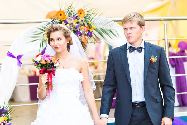 Bröllopsceremonin. Brudgummen och bruden tillsammans. — Stockfoto