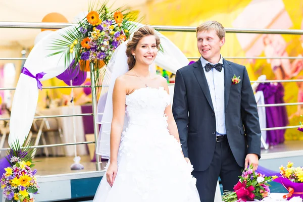 Braut und Bräutigam beim Hochzeitsempfang — Stockfoto