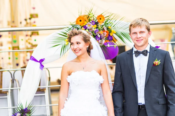 Braut und Bräutigam beim Hochzeitsempfang — Stockfoto