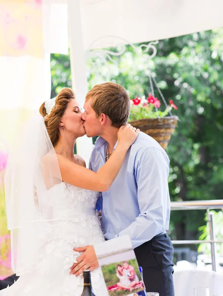 Bräutigam bei Hochzeitsempfang — Stockfoto