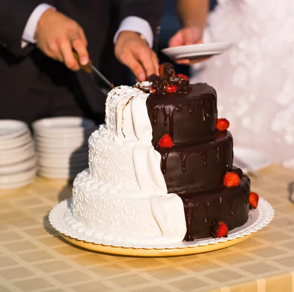 Novia y el novio está cortando su pastel de bodas —  Fotos de Stock