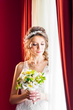 güzel genç gelin düğün makyaj ve saç yatak ile