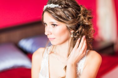 güzel genç gelin düğün makyaj ve saç yatak ile