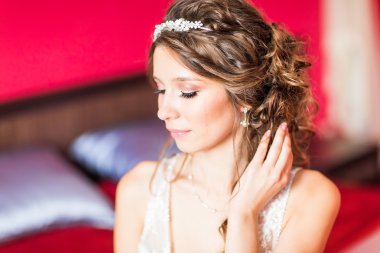 güzel genç gelin düğün makyaj ve saç yatak ile