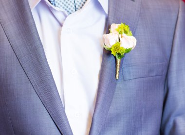 Düğün yaka çiçeği damat takım elbise üzerinde