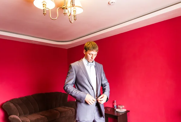 Man putting on  suit — Stock Photo, Image