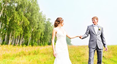 mutlu güzel gelin ve damat sahada yürüyüş