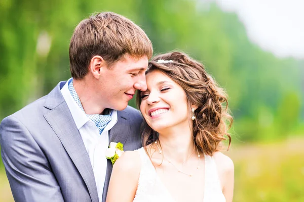Fiatal esküvői pár, gyönyörű menyasszony, vőlegény portré, szabadtéri nyári természet — Stock Fotó
